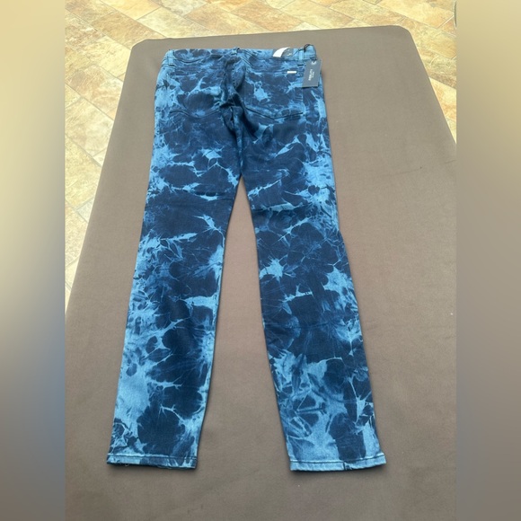 NWT Fidelity Belvedere Zip Crop denim size 30
Inseam 28”
High Rise Ultra slim - Picture 2 of 8